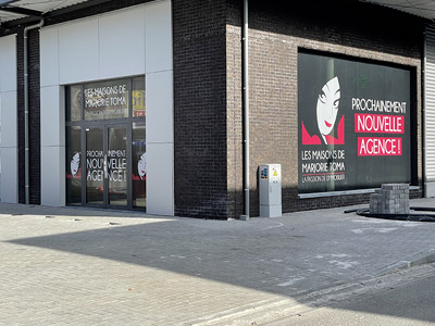 VDFA décoration vitrine sticker micro perforé publicitaire de vitrine magasin commerce pose Louvain la neuve