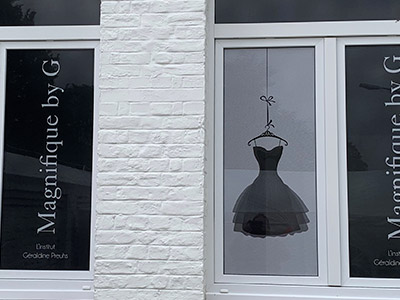 VDFA décoration vitrine sticker micro perforé publicitaire de vitrine magasin commerce pose à Gembloux