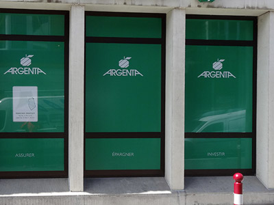 VDFA décoration vitrine autocollant micro perforé publicitaire de vitrine magasin commerce pose hainaut charleroi et mons