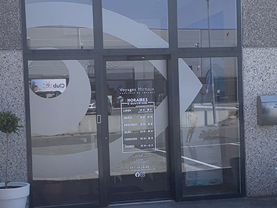 VDFA décoration vitrine sticker sablage publicitaire de vitrine magasin commerce à namur